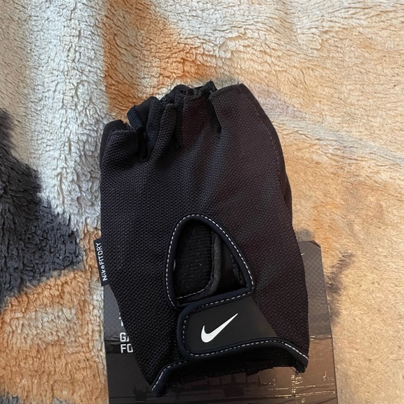 Mens training gloves - Picture 3 of 3